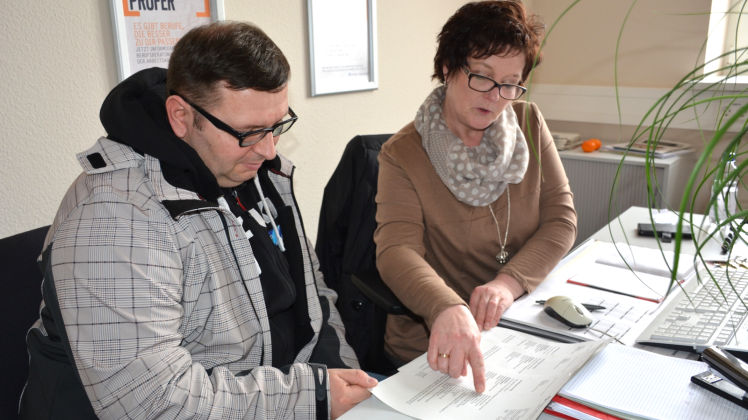 Veronika Sohra, Teamleiterin Gemeinsamer Arbeitgeberservice Landkreis Ludwigslust-Parchim, hat gestern beim Stellencafé in der Agentur für Arbeit in Ludwigslust für Gido Barkow vier Jobangebote ausgewählt. 