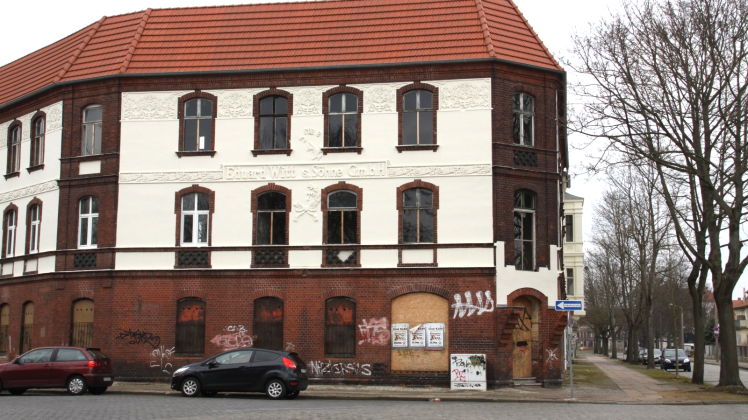 Die Schillerstraße 1: Ein Haus mit interessanter Vergangenheit. Von 1903 bis zur Liquidation 1959 beherbergte es eine Süßwarenfabrik.  