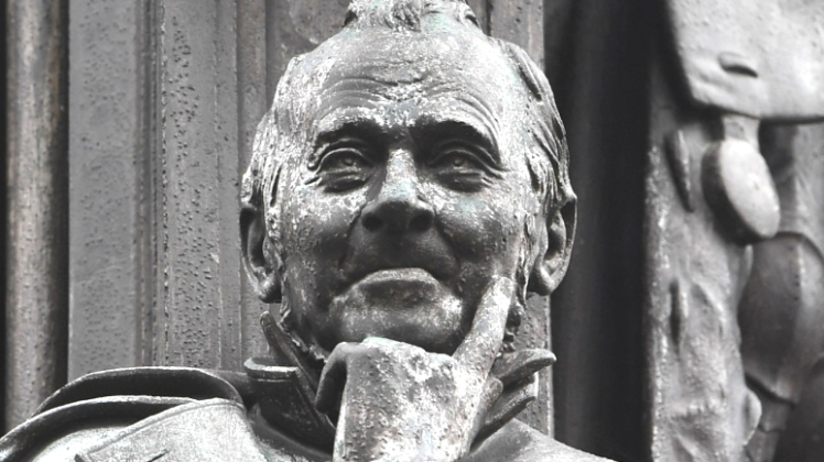 Was er wohl zum Namensstreit gesagt hätte? Die Skulptur von Ernst Moritz Arndt am Greifswalder Rubenowdenkmal.  