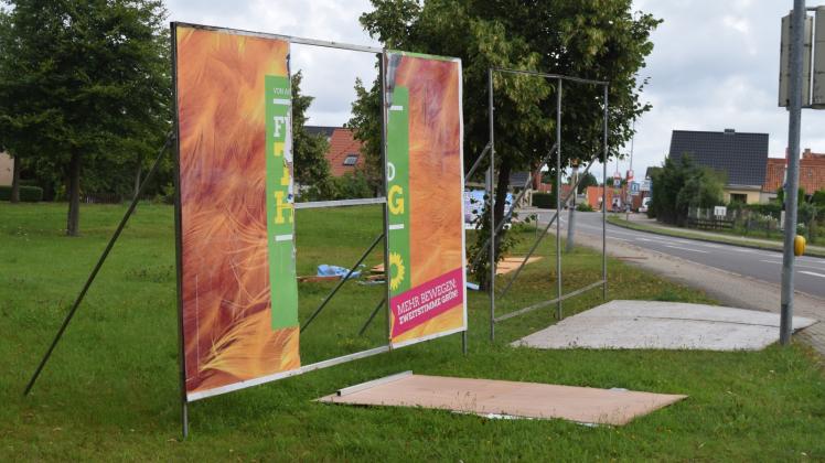 Abgerissene und zerstörte Wahlplakate in Sternberg.  