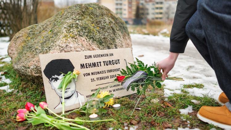 Am Ort des Mordes an Mehmet Turgut legen Rostocker Blumen nieder. 