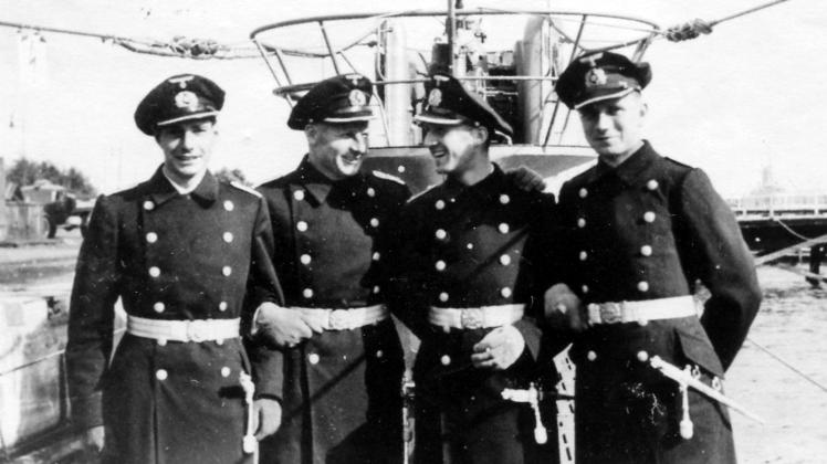 Die Offiziere der U 96 bei der Indienststellung des Bootes am 14. September 1940 in Kiel-Gaarden. Zweiter von rechts ist Friedrich Grade.  