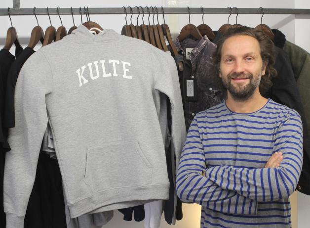 Matthieu Gamet verkauft in seinem Laden bezahlbare Streetwear.