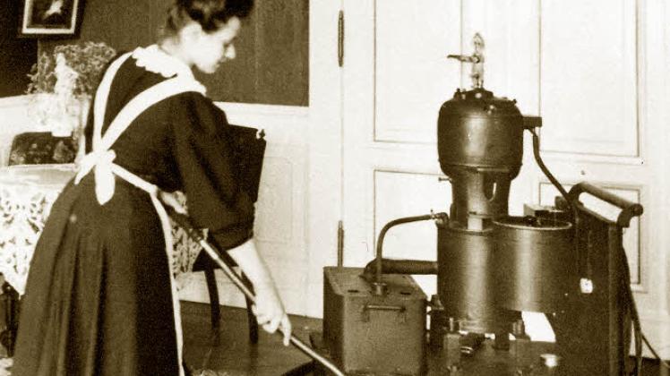 Ein Hausmädchen führt die "Entstäubungspumpe" vor, einen Staubsauger den Siemens 1906, aus der "Siemens-Elmo-Luftpumpe" entwickelt. Die findigen Ingenieure von Siemens entwickelten im Laufe der 150jährigen Firmengeschichte laufend Geräte für den Haushalt, darunter den "Kraftwascher", die heutige Waschmaschine und die "Heißluftdusche", den Fön. 