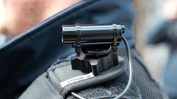 Mini-Kameras am Körper sollen Poliszietn besser vor Übergriffen schützen.