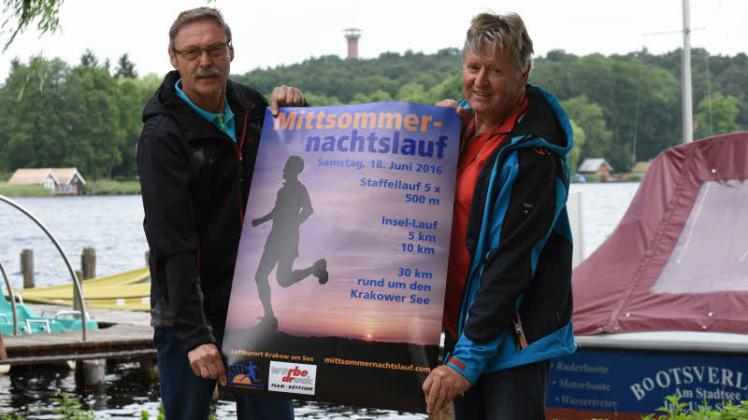 Die Organisatoren des Mittsommernachtslaufs, hier Lutz Krämer (l.) und Frank Eilrich, konnten sich über zahlreiche Spenden freuen.  