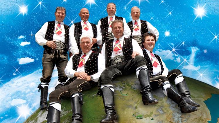 Von Südtirol hinaus in die Welt: Die Kastelruther Spatzen mit Sänger Norbert Rier (Mitte) sind auch nach dreißig Jahren noch nicht müde. 