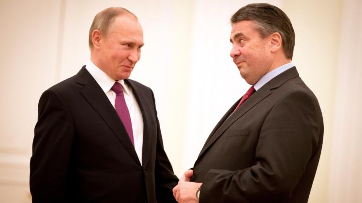 Außenminister Gabriel wird im Kreml von Präsident Putin empfangen.  