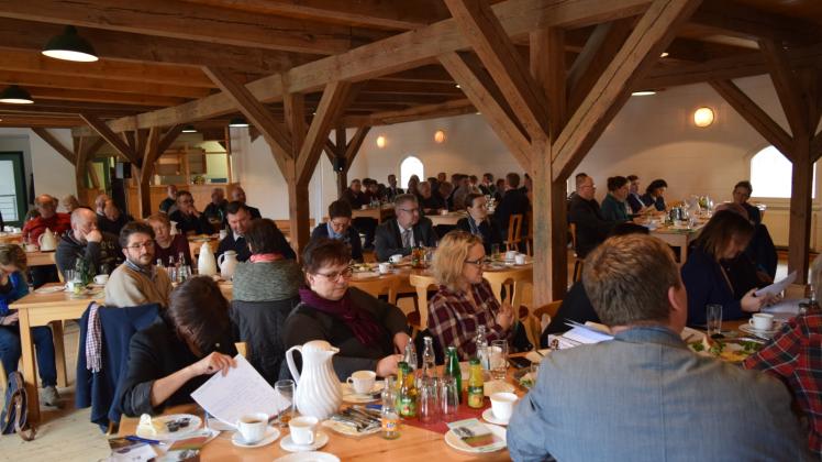 Im Speicher in Steinhagen diskutieren die Landwirte des Bauernverbandes Bützow und ihre Gäste.  