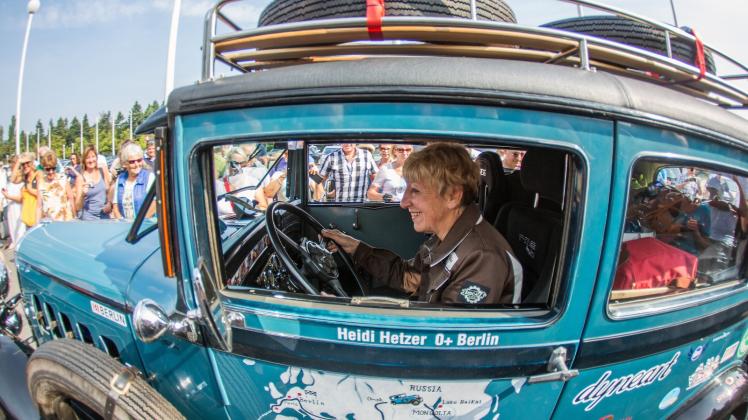 Die ehemalige Rennfahrerin Heidi Hetzer am 27. Juli 2014 in Berlin beim Start ihrer Weltreise Fotos: H. Hanschke / B. Pedersen 