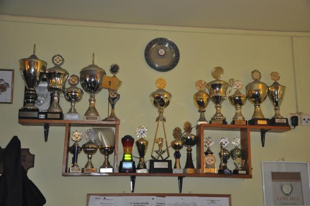 Die Pokale des Skatvereins zieren die Wände des beschaulichen Lokals. Fotos: kase 