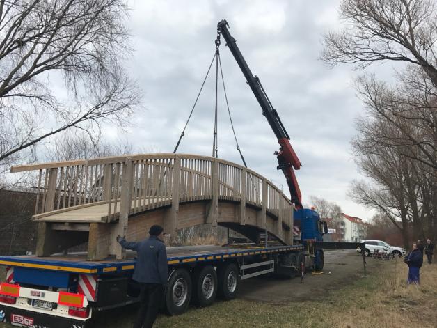 Mit einem Schwerlasttransport wird die Brücke zur Gartenanlage gebracht. Fotos: privat Mit einem Schwerlasttransport wird die Brücke zur Gartenanlage gebracht. Fotos: privat