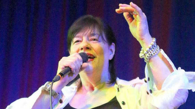 Die Liedermacherin Ulla Meinecke (63) zog am Sonnabend bei ihrem Konzert im Bordesholmer Savoy das 130-köpfige Publikum ohne Mühe in ihren Bann.   