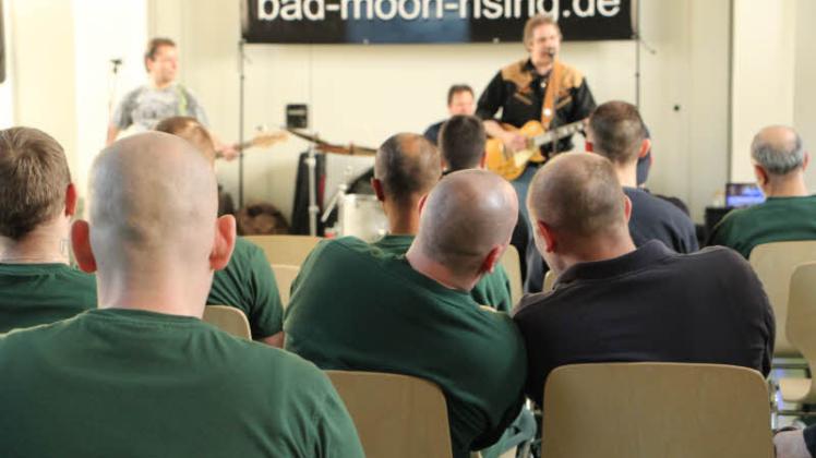 30 Inhaftierte der JVA Kiel lauschten der CCR-Coverband Bad Moon Rising: Die Konzertbesucher waren zufrieden. 