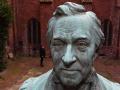 Ein Denkmal für Ernst Moritz Arndt steht im Hof des Katharinenklosters in Stralsund
