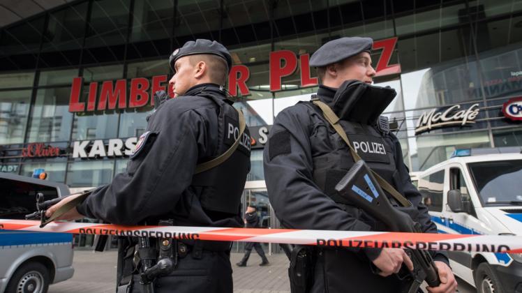 Terroralarm: Schwer bewaffnete Polizisten sichern in Essen das wegen einer Warnung geschlossene Einkaufszentrum.  