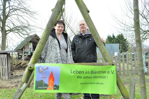 Mit der Aktion wollen die Mitglieder des Vereins „Leben in Biestow“ wie Christiane Müller und Wolfgang Beutin zeigen, dass der naturbelassene Stadtteil Rostocks Lebensraum für viele bedrohte Tierarten bildet.  