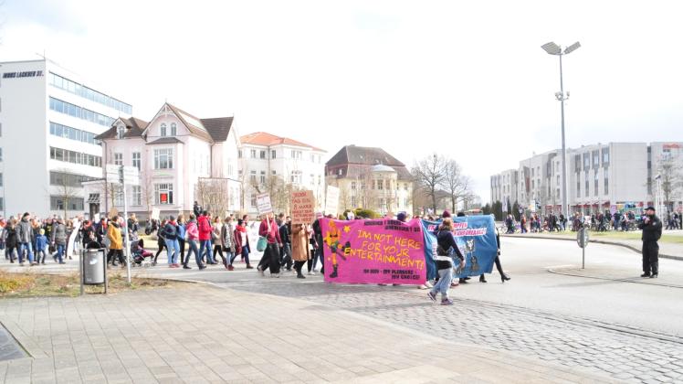 Mit zahlreichen Transparenten ziehen die Demonstranten vom Hauptbahnhof aus durch die Rostocker Innenstadt, um ihrem Anliegen Gehör zu verschaffen: der Gleichberechtigung der Geschlechter. 