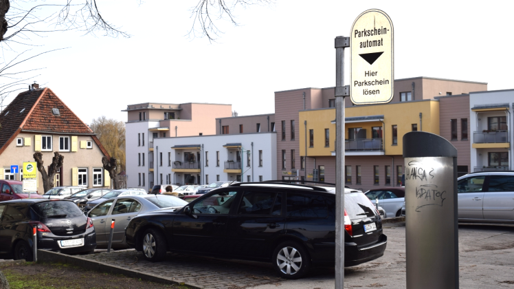 Die Parkplätze am Klosterhof in der Güstrower Innenstadt fallen bald weg. Spätestens Anfang 2018 will die Allgemeine Wohnungsbau-Genossenschaft Güstrow hier anfangen zu bauen.  