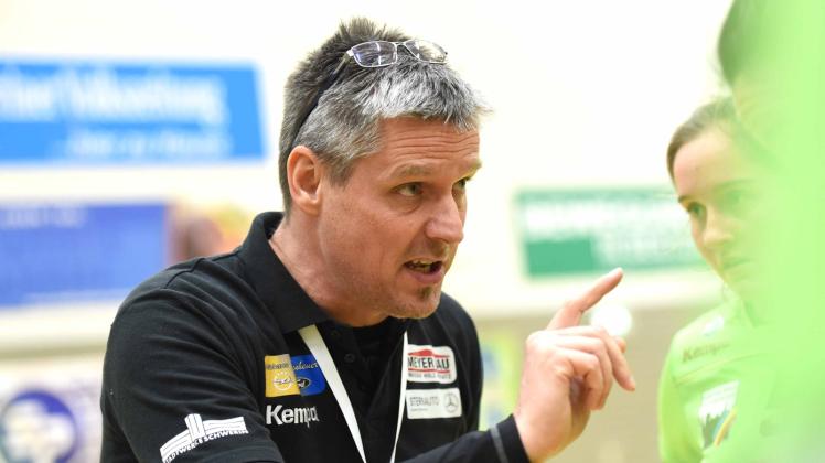 Grün-Weiß-Trainer Tilo Labs nahm beim Stand von 5:5 eine Auszeit, danach fertigten seine Spielerinnen den TSV Rudow mit 40:17 ab. Grün-Weiß-Trainer Tilo Labs nahm beim Stand von 5:5 eine Auszeit, danach fertigten seine Spielerinnen den TSV Rudow mit 40:17 ab.