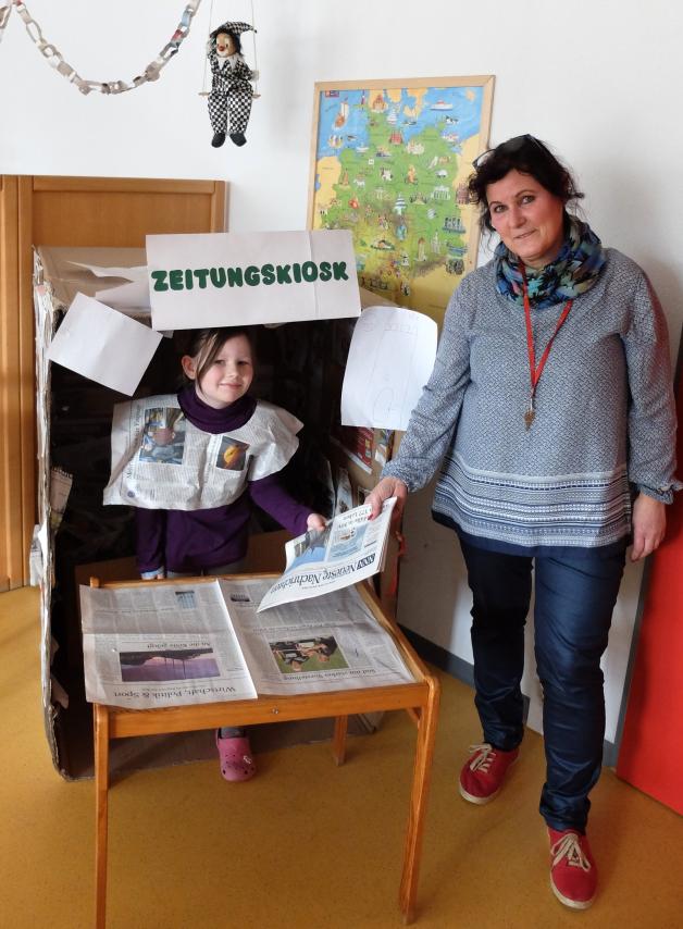 Eingeweiht wurde der Zeitungskiosk – natürlich – vom Bürgermeister der Schwanengruppe. Lina verkauft ein Exemplar der NNN an Erzieherin Gerhild Kappel.