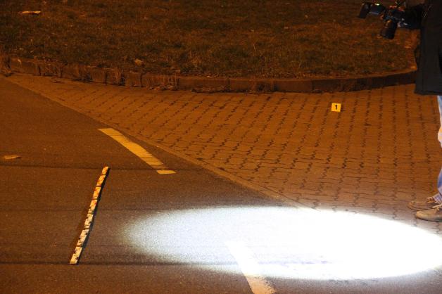Spektakulärer Überfallversuch in Rostock-Toitenwinkel: Mann täuscht auf Weidendamm Notlage vor - Helferin wird versucht zu überfallen und in Auto zu zerren - Täter flüchtig Spektakulärer Überfallversuch in Rostock-Toitenwinkel: Mann täuscht auf Weidendamm Notlage vor - Helferin wird versucht zu überfallen und in Auto zu zerren - Täter flüchtig