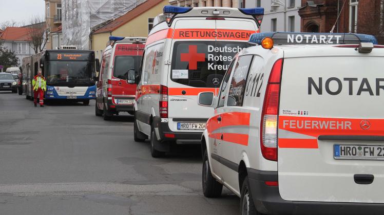 Zwei Kinder verletzen sich bei Busvollbremsung in Rostock: Busfahrer muss in Blücherstraße scharf bremsen, um Unfall zu vermeiden
