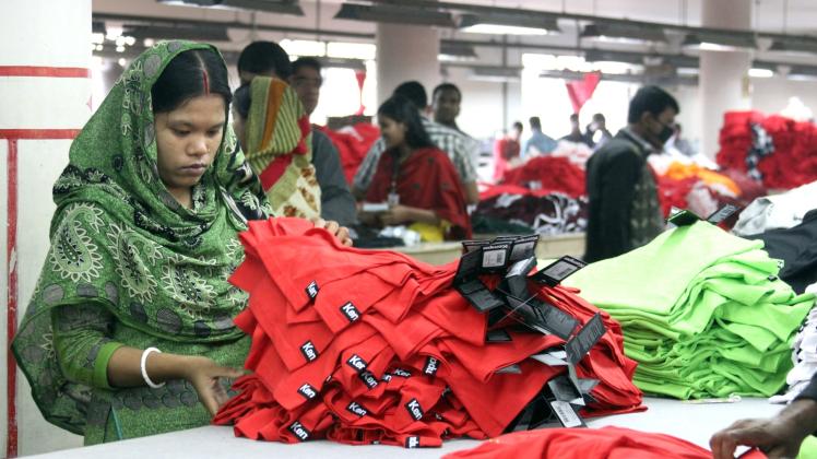 Viele unserer Hosen, T-Shirts, Röcke und Mäntel werden in riesigen Textilfabriken, wie hier in Bangladesch, hergestellt. Immer mehr Europäer sind über die Zustände dort entsetzt.  