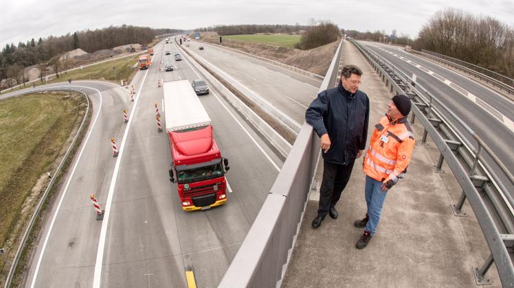 Verkehrsminister Reinhard Meyer (SPD) macht sich am Dienstag selbst ein Bild vom neuen sechsspurigen Autobahnabschnitt bei Großenaspe.