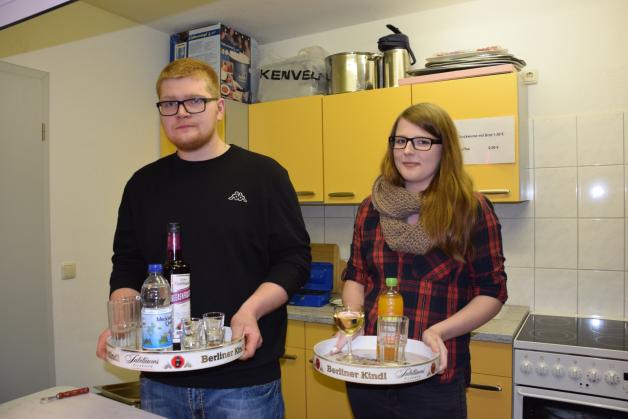 Nico Prösch (21) wohnt eigentlich in Putlitz. Doch wenn in seinem Heimatdorf eine Veranstaltung des Vereins ansteht, lässt er sich immer wieder gern fest einplanen. Gemeinsam mit Freundin Steffi Persicke schmiss er in bewährter Weise den Tresen. Nico Prösch (21) wohnt eigentlich in Putlitz. Doch wenn in seinem Heimatdorf eine Veranstaltung des Vereins ansteht, lässt er sich immer wieder gern fest einplanen. Gemeinsam mit Freundin Steffi Persicke schmiss er in bewährter Weise den Tresen.