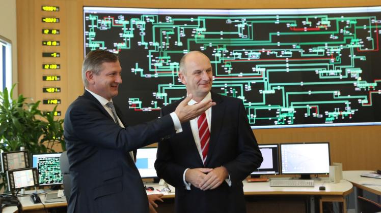 Gern besuchte Leitzentrale: 50Hertz-Chef Boris Schucht (l.) hat in Neuenhagen bei Berlin auch schon Ministerpräsident Dietmar Woidke die Stromleitzentrale erläutert.  