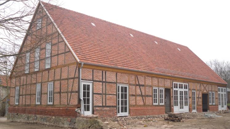 Die Außensanierung des Pfarrstalls in Lohmen ist fast abgeschlossen. Der Pfarrstall ist Teil des Gesamtkonzeptes „Dreiseiten-Pfarrhof mit Kirchhof und Dorfplatz“.  