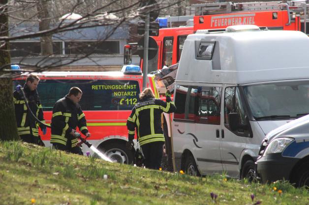 Feuerwehrleute reinigten im Kieler Stadtteil Neumühlen-Dietrichsdorf nach der Messerattacke den Tatort.
