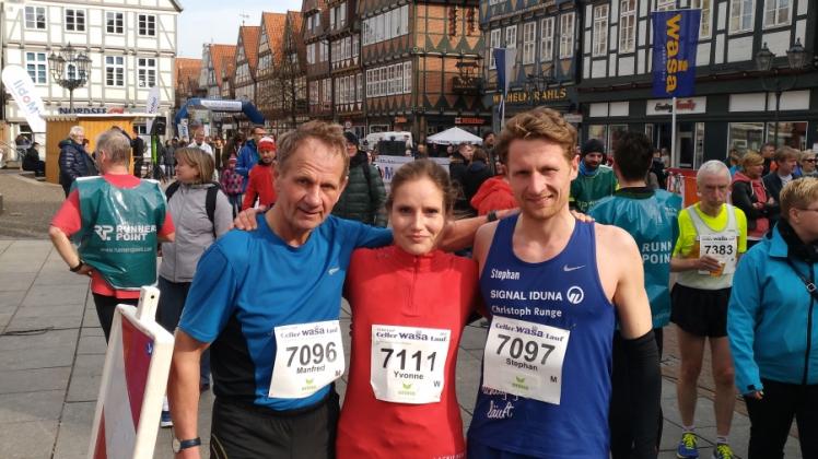 Drei der vier erfolgreichen Prignitzer Laufsportler in Celle: Yvonne Loock (M.) wird eingerahmt von Manfred Krakow (l.) und Stephan Krakow.  