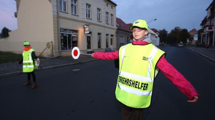 Einsatz im Morgengrauen: Josefine Puschmann (11) sichert in Eisenhüttenstädt den Schulweg über die Straße. In Brandenburg werden derzeit 564 Verkehrshelfer gezählt.  
