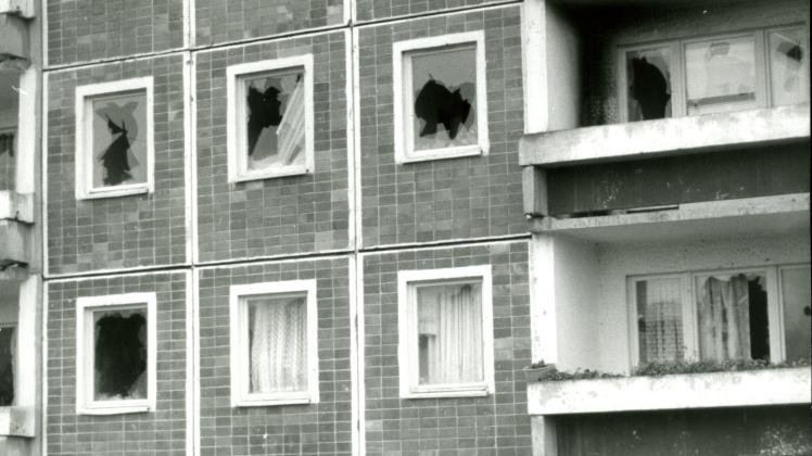 Eingeworfene Scheiben, ausgebrannte Wohnungen: das Sonnenblumenhaus nach den Anschlägen von 1992  