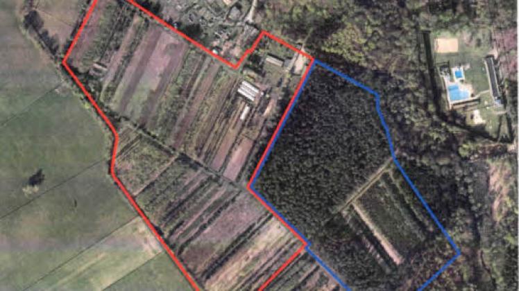 Rot umrandet das Gebiet der ehem. Baumschule, das verkauft worden ist. Das blau umrissene Areal wurde anderen Interessenten alternativ zum Kauf angeboten, von diesen aber abgelehnt. Repro: Thomas Bein  