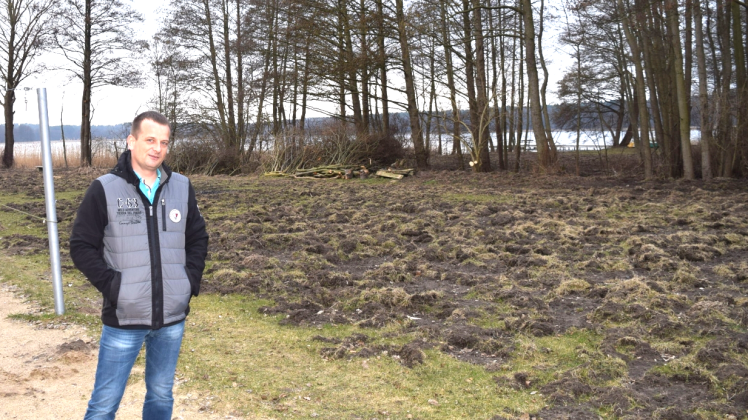 „Das ist jetzt schon das vierte Jahr in Folge!“, ärgert sich der Vorsitzende der Schlower Dörpschaft, Dirk Rogmann, über die auf links gedrehte Rasenfläche am Badestrand durch eine Wildschweinrotte. 