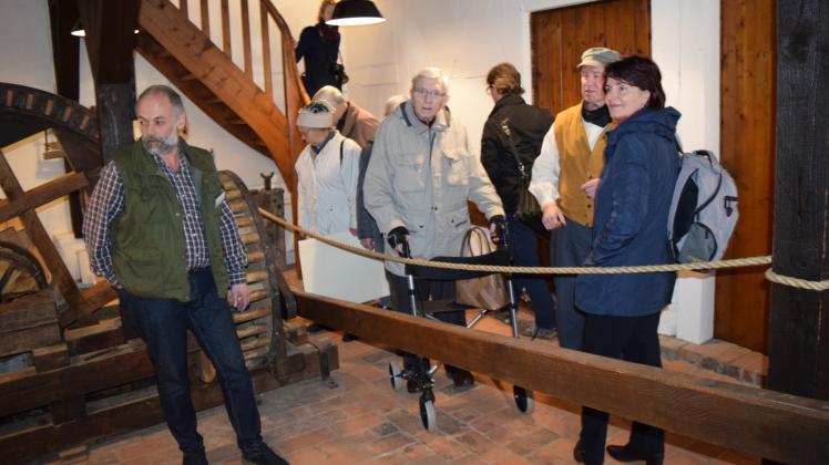 Die Schleifmüller Waldemar Leide (2.v.r.) und Peter Zimmermann (l.) führten zum Saisonstart viele Besucher durch die Schleifmühle. Ab morgen ist täglich von 10 bis 17 Uhr geöffnet.  