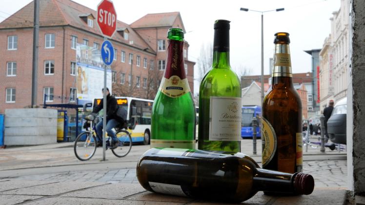 Junge Schweriner trinken auch in der Öffentlichkeit: Alkohol habe auf etliche Jugendliche weiterhin eine große Anziehungskraft, sagen Experten. Die Konsumenten kämen aus allen Teilen der Gesellschaft. 