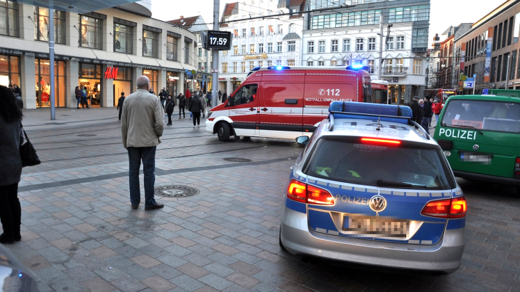 Krankenwagen und Polizeiautos auf dem Marienplatz 