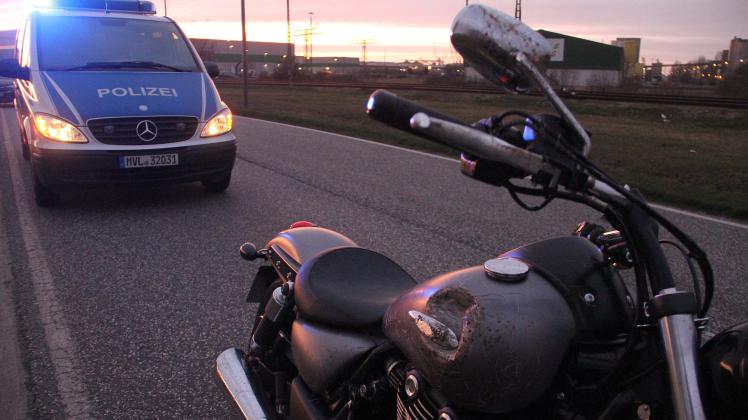 Ungewöhnlicher Wildunfall in Rostock: Trächtiges Reh springt in Motorradfahrer - Mann bricht sich beide Beine - Ricke getötet