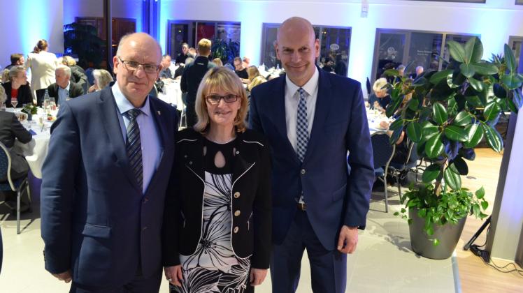 Politik trifft Wirtschaft: Oberbürgermeister Roland Methling (l.) mit Arica Kopp, Geschäftsführerin von FSN Autohaus, und Oliver Seack von der VW AG Region Nord.  Fotos: Nicole Pätzold 