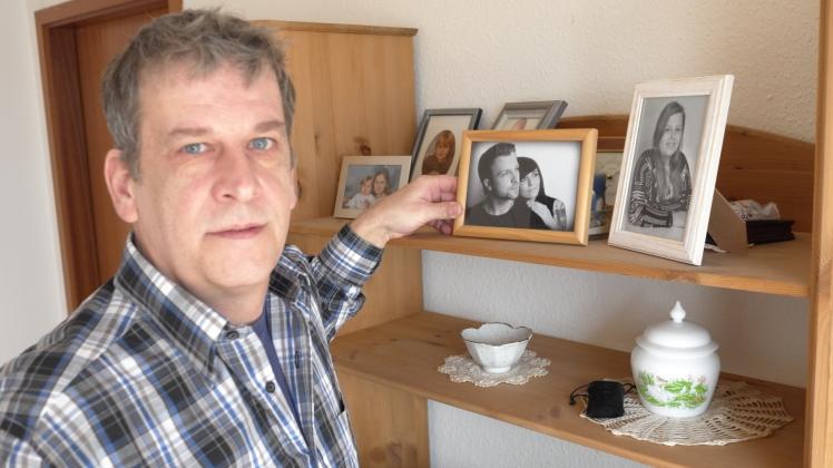 Torsten Schirkowski zeigt stolz auf die Bilder seiner Kinder. Zu ihnen hat er einen guten Kontakt, wie er sagt. Familie sei für ihn das größte Geschenk des Lebens, bekennt der 52-jährige Wittenburger. 