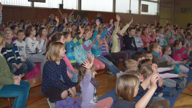 Die rund 200 Erst- bis Vierklässler der Sternberger Grundschule waren gestern beim Ein-Personen-Theaterstück voll mit dabei.  Fotos: Roland Güttler 