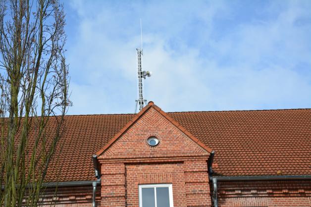 Zwei Antennen senden in Richtung Norden und Westen. Zwei Antennen senden in Richtung Norden und Westen.