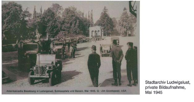 Dieses Privatfoto von 1945 zeigt die Torsituation am Beginn der westlichen Schlossfreiheit (oben rechts im Bild). Sie soll mit zwei Bäumen nachempfunden werden. Dieses Privatfoto von 1945 zeigt die Torsituation am Beginn der westlichen Schlossfreiheit (oben rechts im Bild). Sie soll mit zwei Bäumen nachempfunden werden.