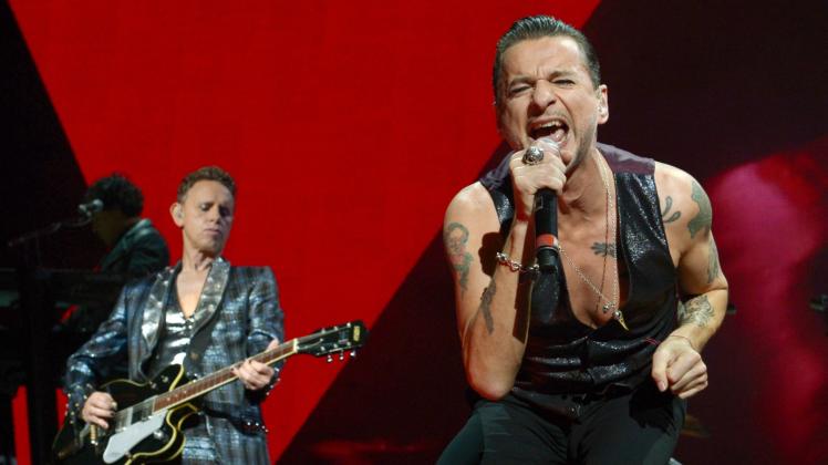 Der Sänger von Depeche Mode, Dave Gahan (r), und Gittartist Martin Gore 2013 in Berlin 