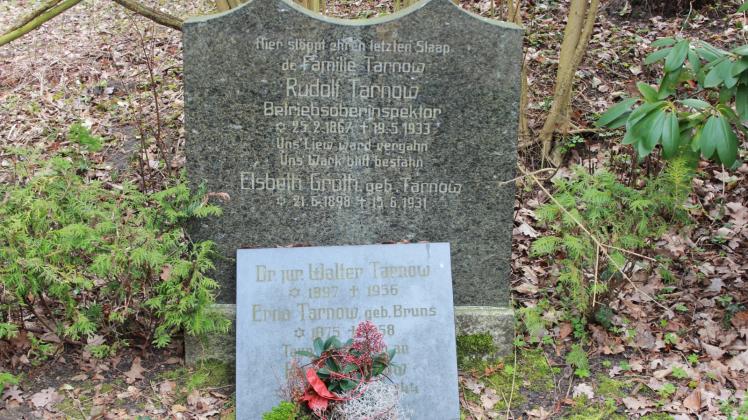 Viele Mitarbeiter und ihre Familien wie der Betriebsinspektor Rudolf Tarnow sind auf dem Friedhof der Nervenheilanstalt beerdigt worden. 