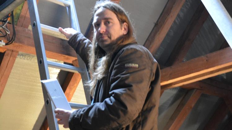 Rene Borrmann installiert die Sendeantennen auf dem Dach des Landratsamtes.  Fotos: Schulze (2) 